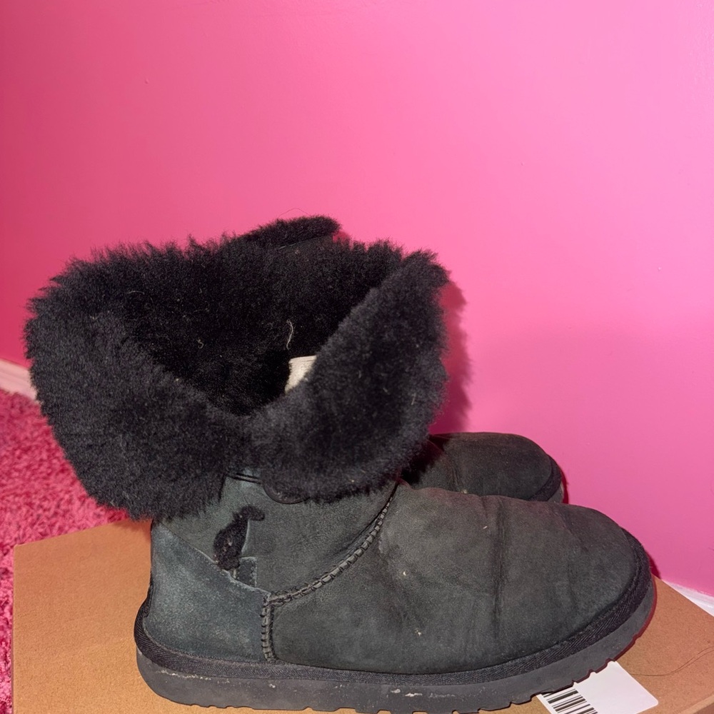 UGG Bailey Button II Black Size 8 Sheepskin Suede Boots